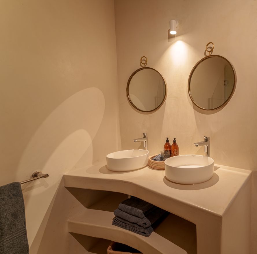 Riverfront suite bathroom